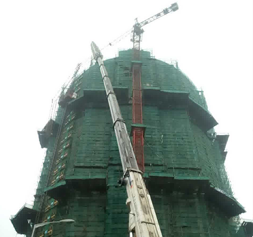 麻城吊车在工地上作业